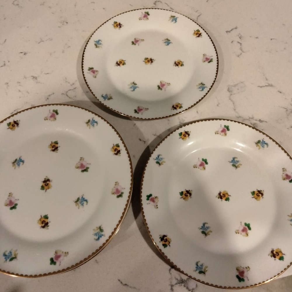 I. Godinger & Co. Rosebud pattern dessert plates set of 5, pristine